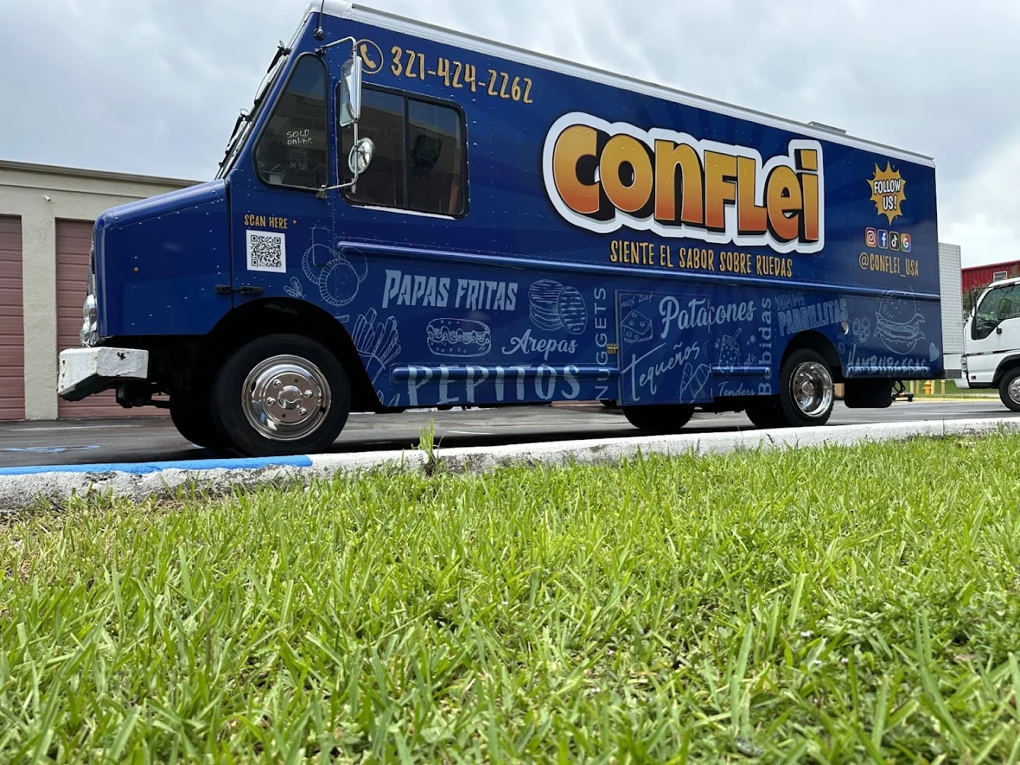 Conflei Food Truck during the day.